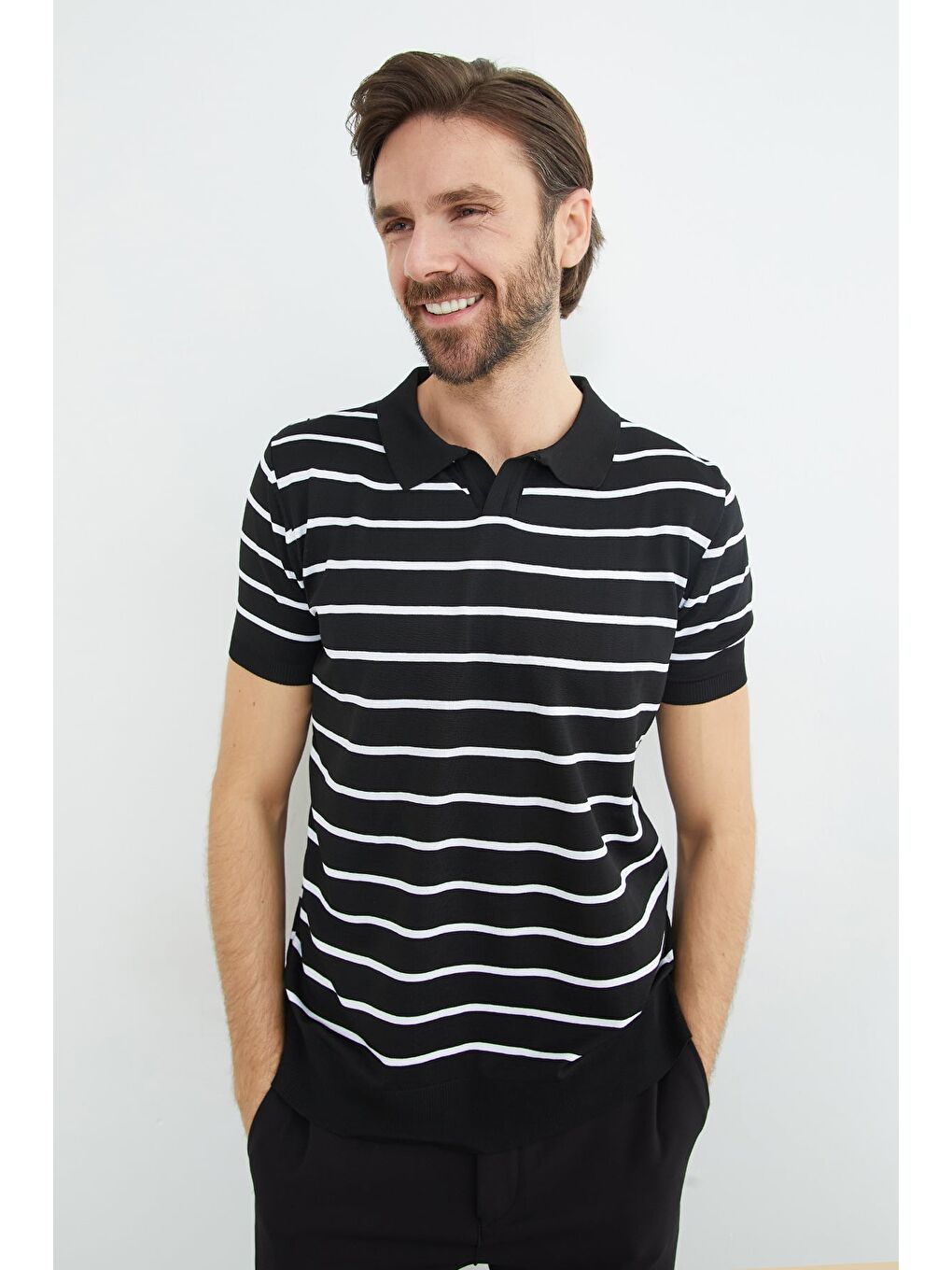 Siyah Çizgili Apaş Yaka Triko Tişört-4