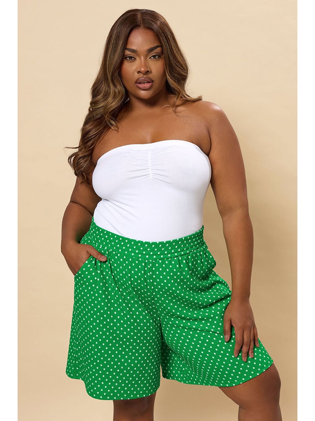 Yeşil Büyük Beden Cepli Bürümcük Kumaş Puantiyeli Şort 304182-1