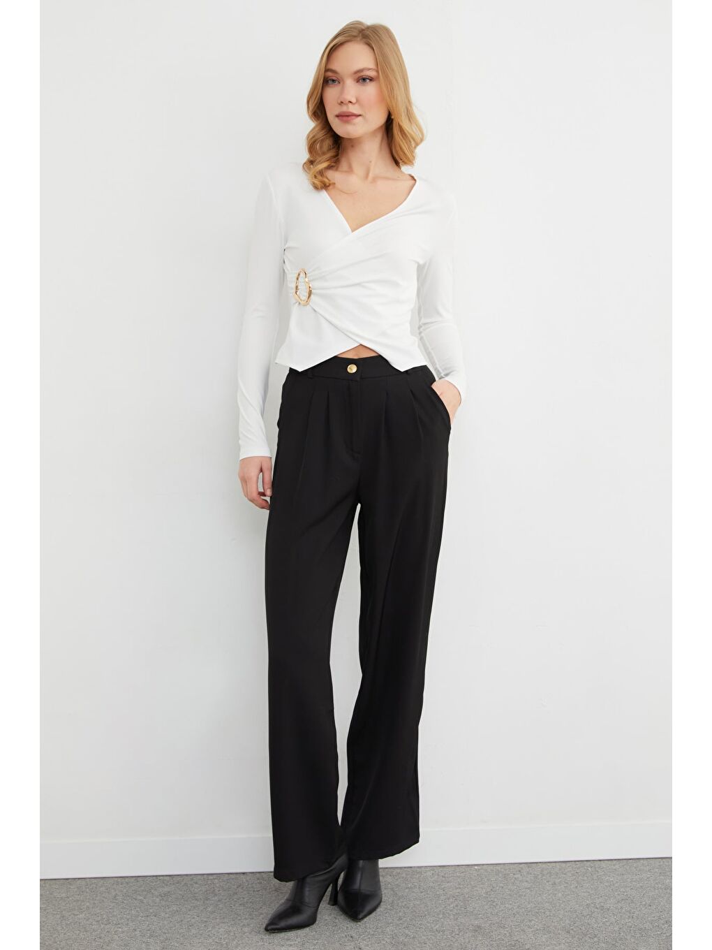 Ekru Toka Detaylı Kruvaze Yaka Bluz-1