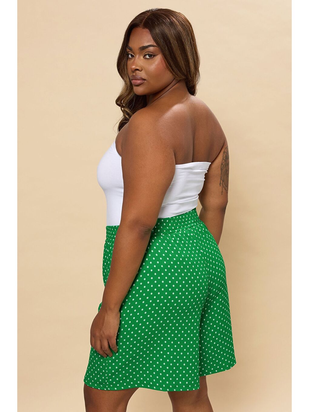 Yeşil Büyük Beden Cepli Bürümcük Kumaş Puantiyeli Şort 304182-3