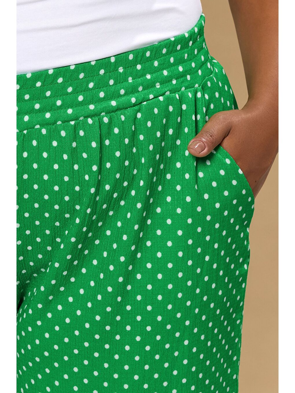 Yeşil Büyük Beden Cepli Bürümcük Kumaş Puantiyeli Şort 304182-4