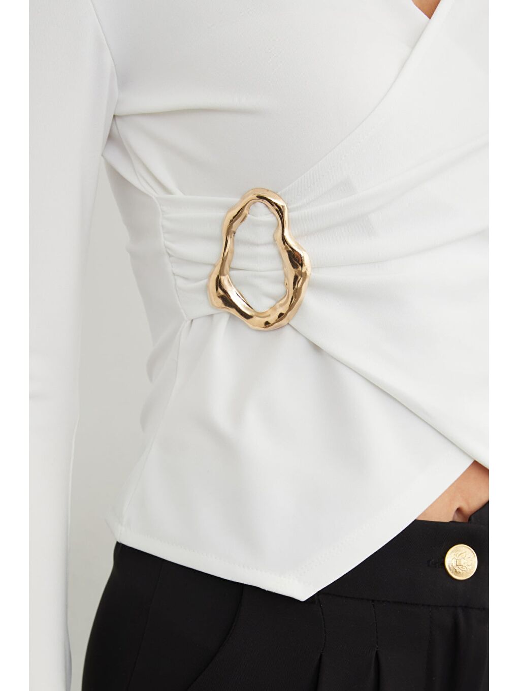 Ekru Toka Detaylı Kruvaze Yaka Bluz-3