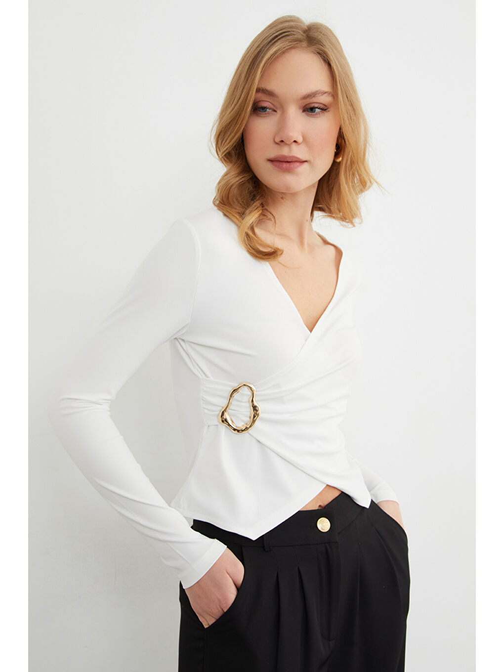 Ekru Toka Detaylı Kruvaze Yaka Bluz-4