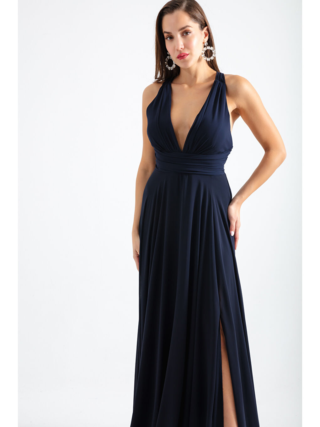 Kadın Lacivert Sırtı Çapraz Askılı Yırtmaçlı Şifon Uzun Abiye Elbise
