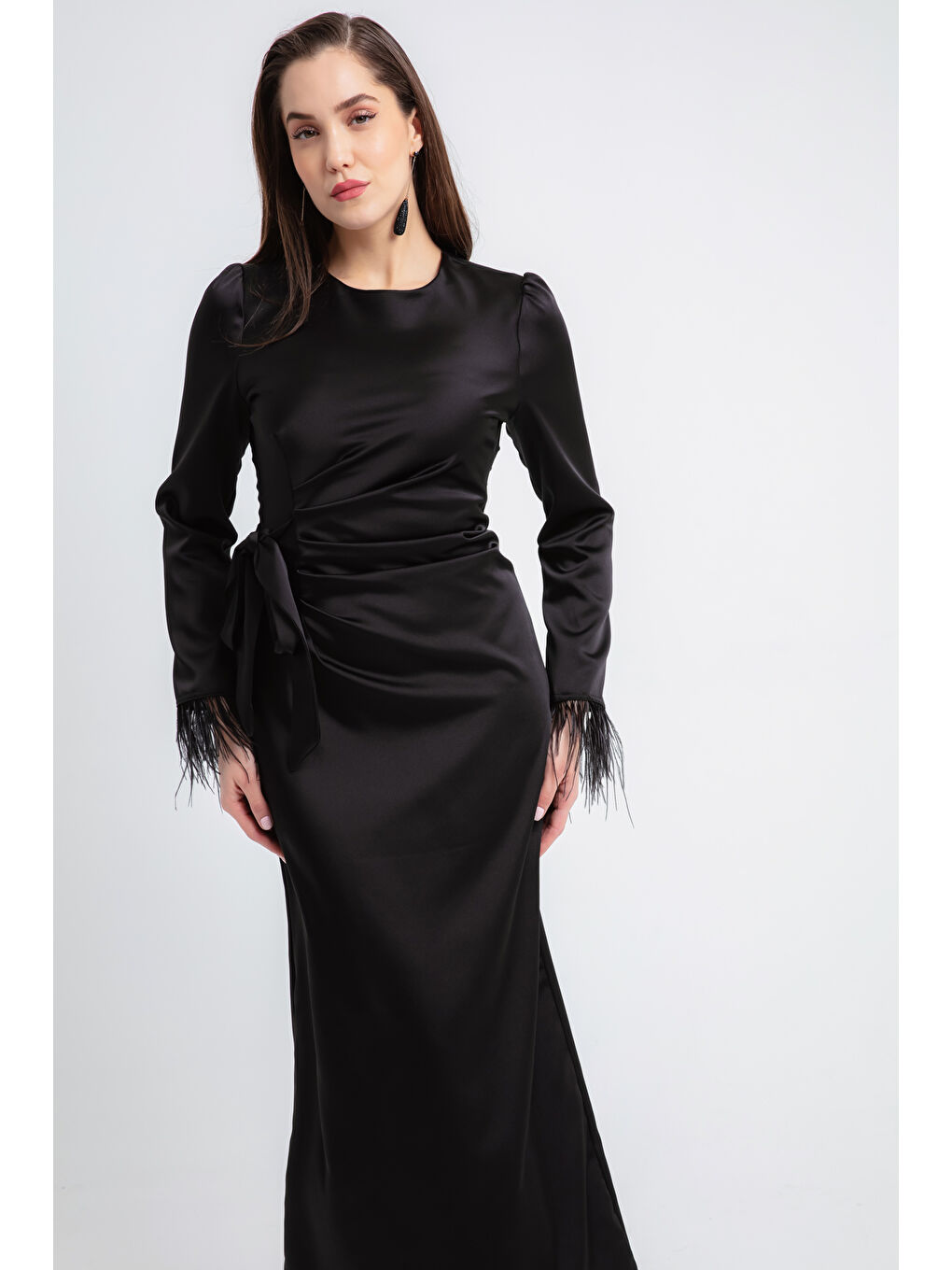 Kadın Siyah Kolu Tüylü Saten Abiye Elbise-1