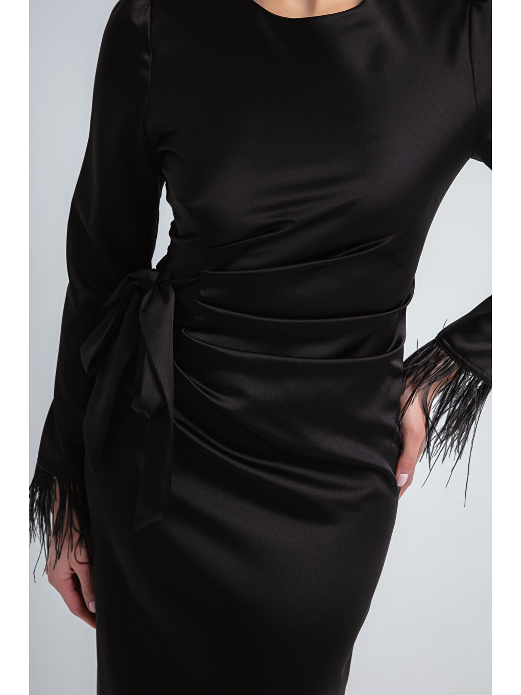 Kadın Siyah Kolu Tüylü Saten Abiye Elbise-2