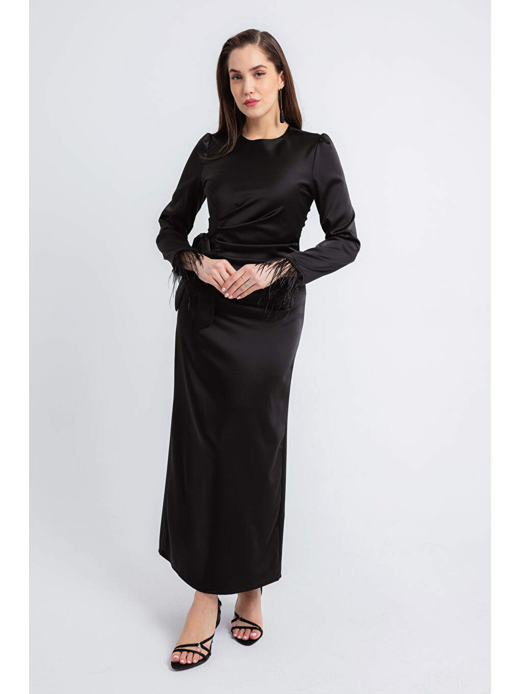 Kadın Siyah Kolu Tüylü Saten Abiye Elbise-3