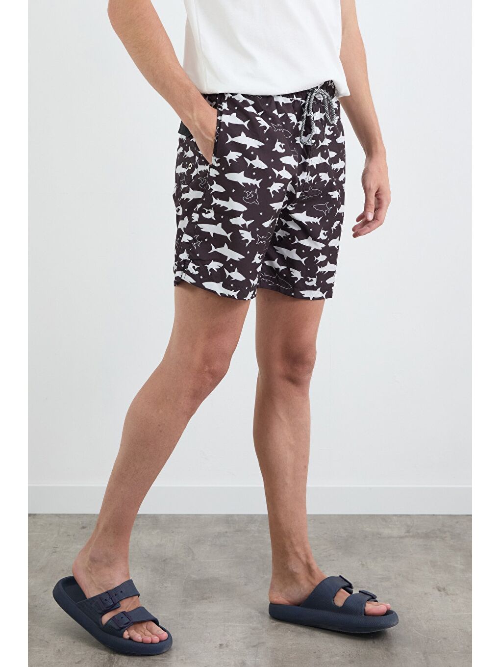 Siyah Çizgi Baskılı Cepli Deniz Şortu