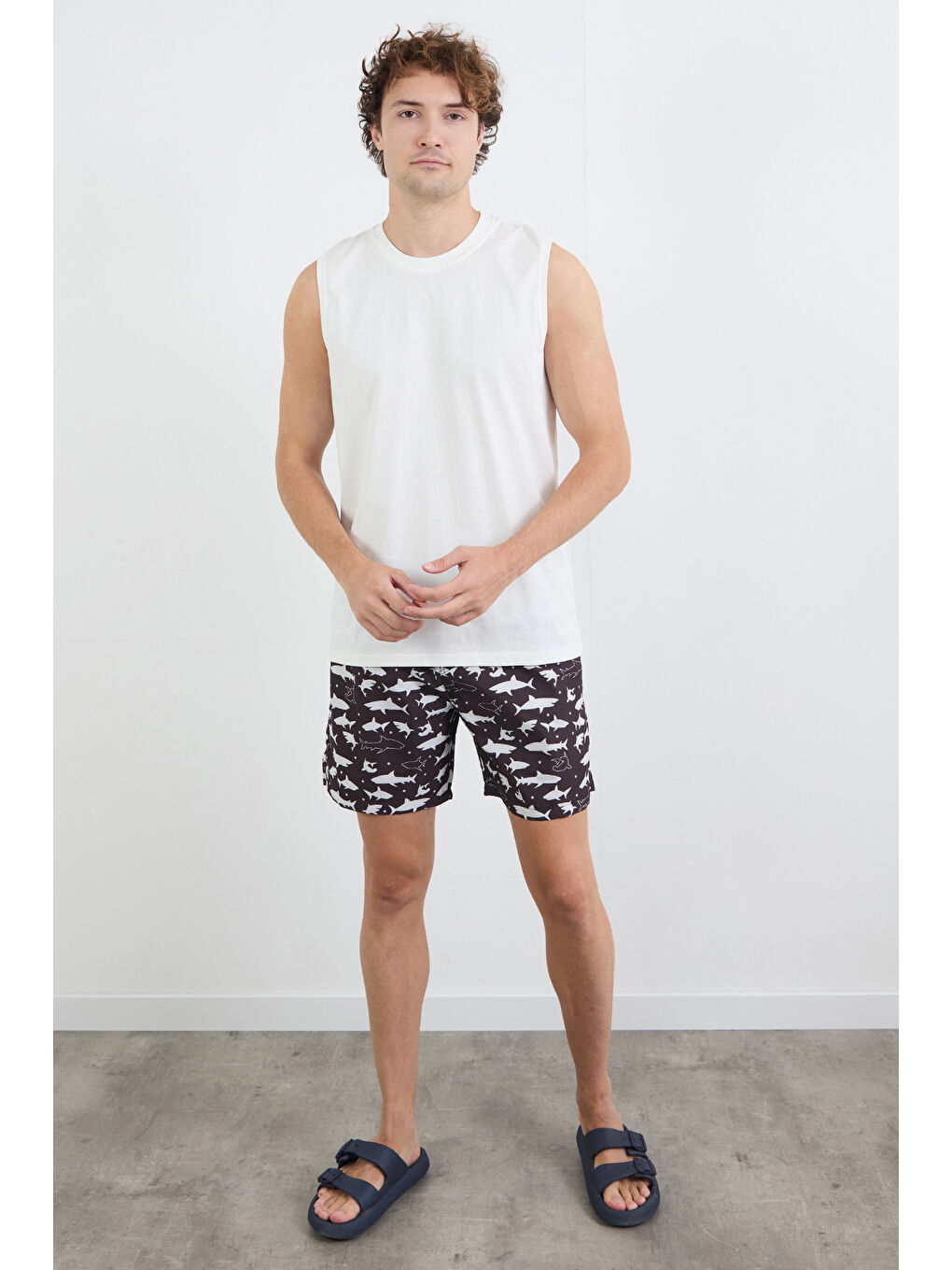 Siyah Çizgi Baskılı Cepli Deniz Şortu-1