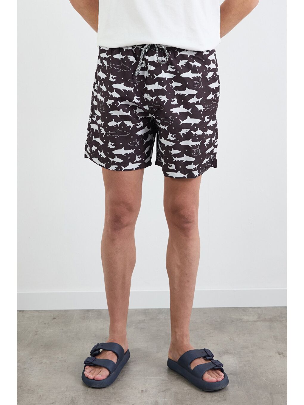 Siyah Çizgi Baskılı Cepli Deniz Şortu-2