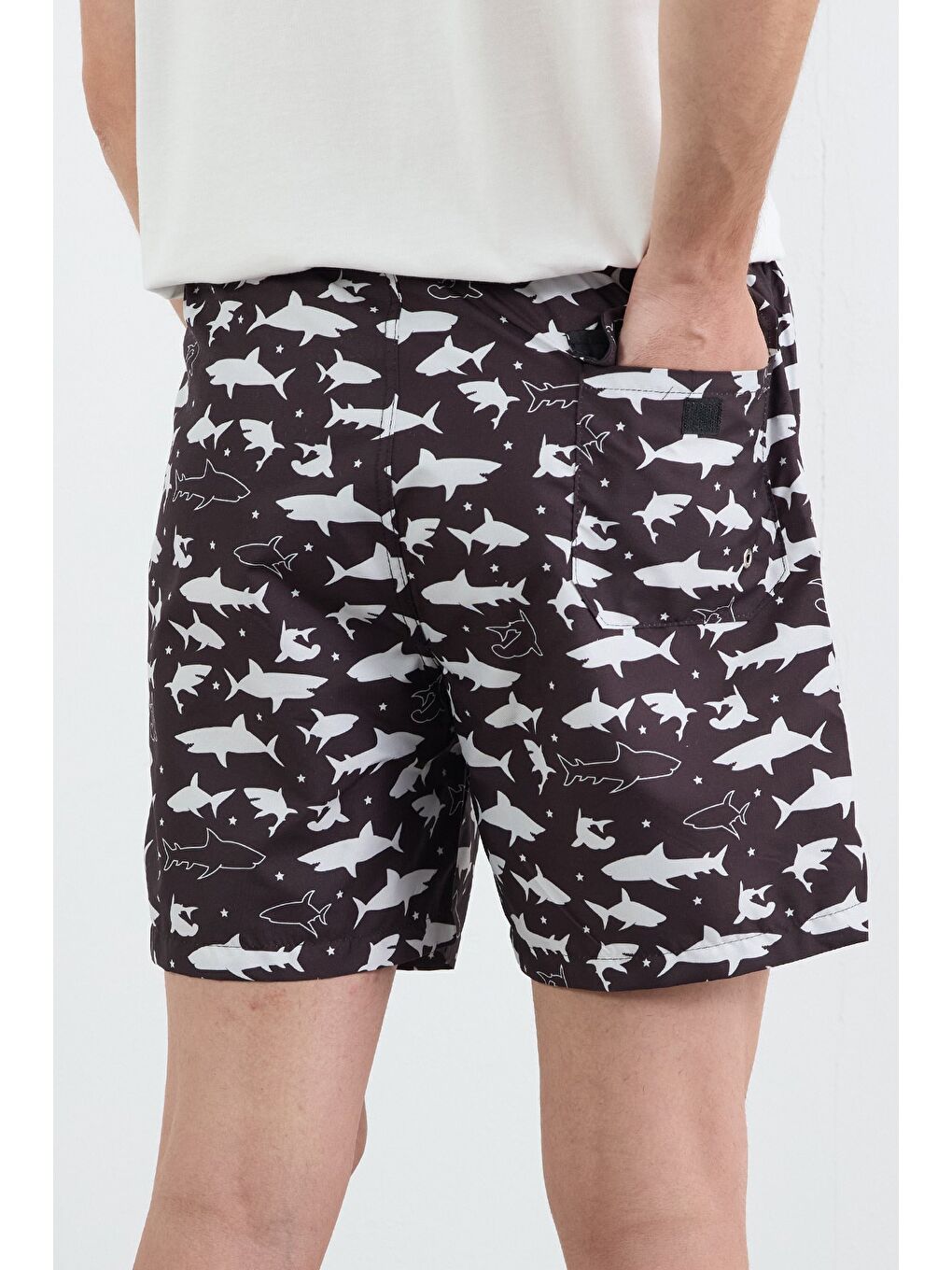 Siyah Çizgi Baskılı Cepli Deniz Şortu-3