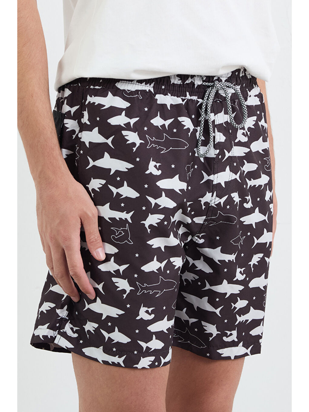 Siyah Çizgi Baskılı Cepli Deniz Şortu-4