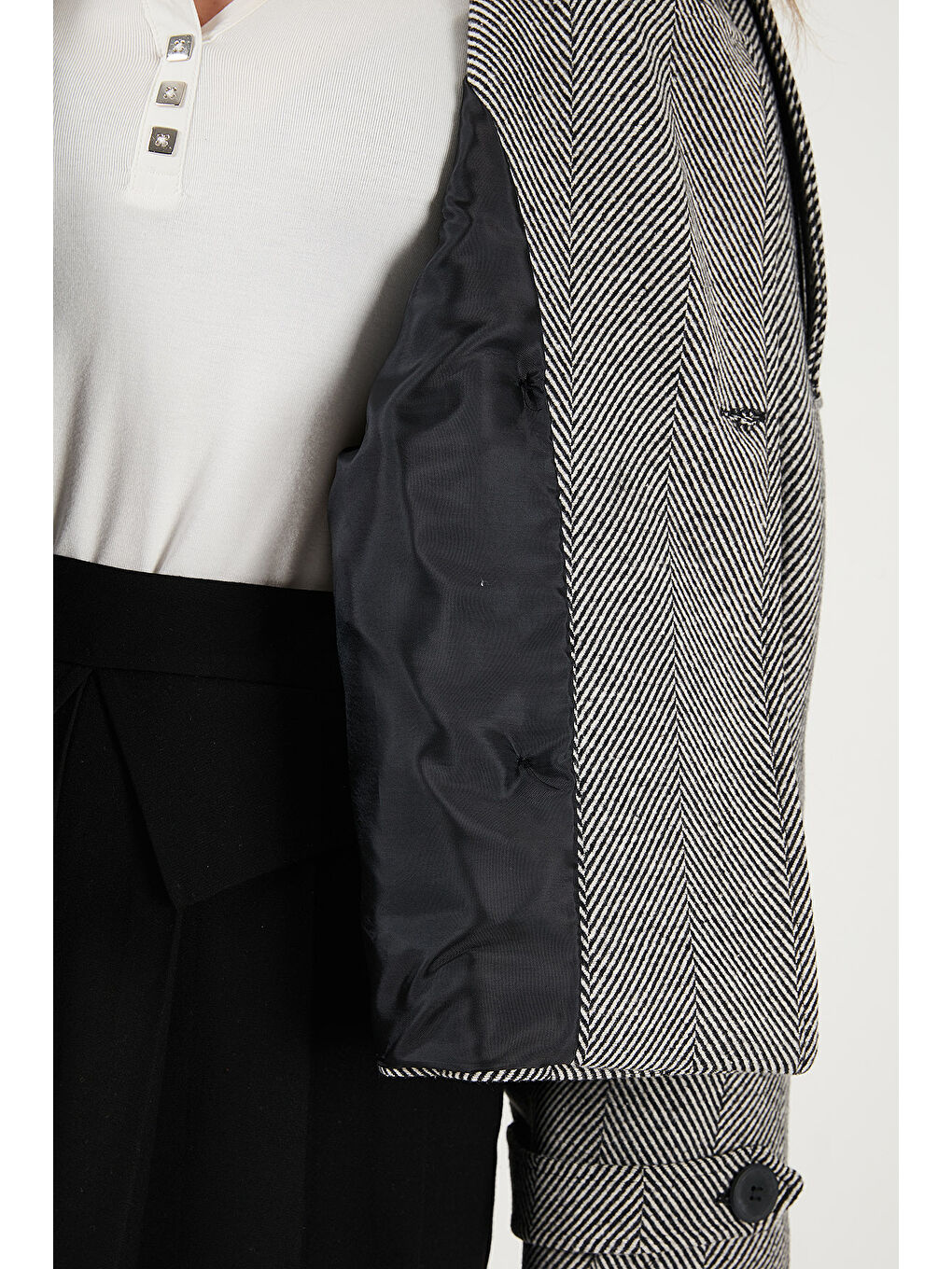 Siyah Balıksırtı Pamuklu Regular Fit Kruvaze Yaka Astarlı Kaşe Kadın Ceket Mont 6524981-5