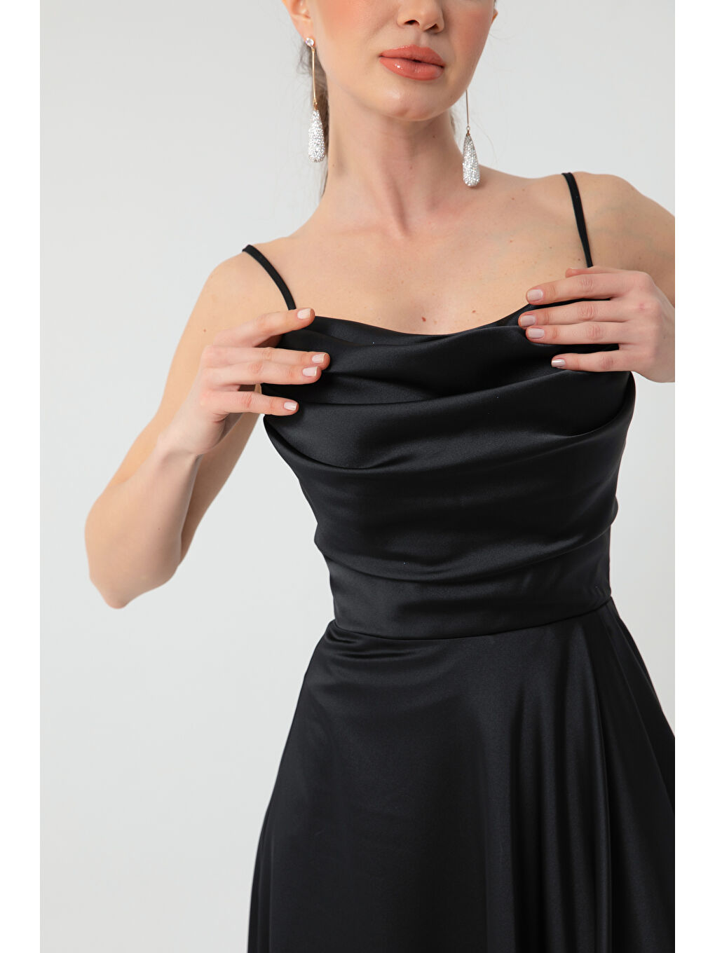 Kadın Siyah Volanlı Yırtmaçlı Saten Abiye & Mezuniyet Elbisesi-3