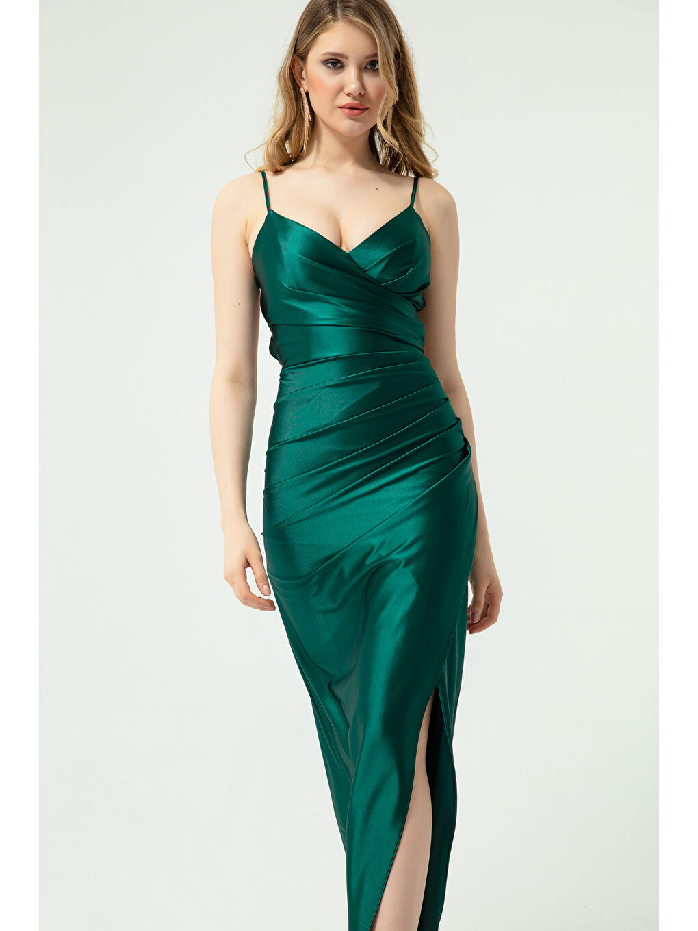 Kadın Zümrüt Yeşili Sırt Dekolteli Yırtmaçlı Uzun Abiye Elbise
