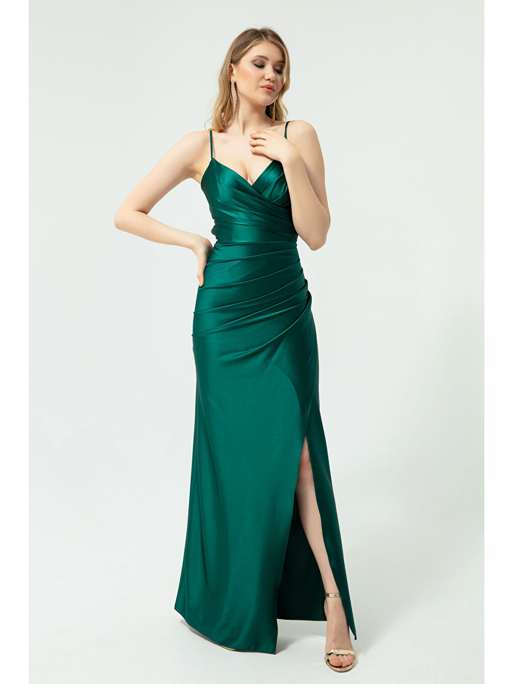 Kadın Zümrüt Yeşili Sırt Dekolteli Yırtmaçlı Uzun Abiye Elbise-1