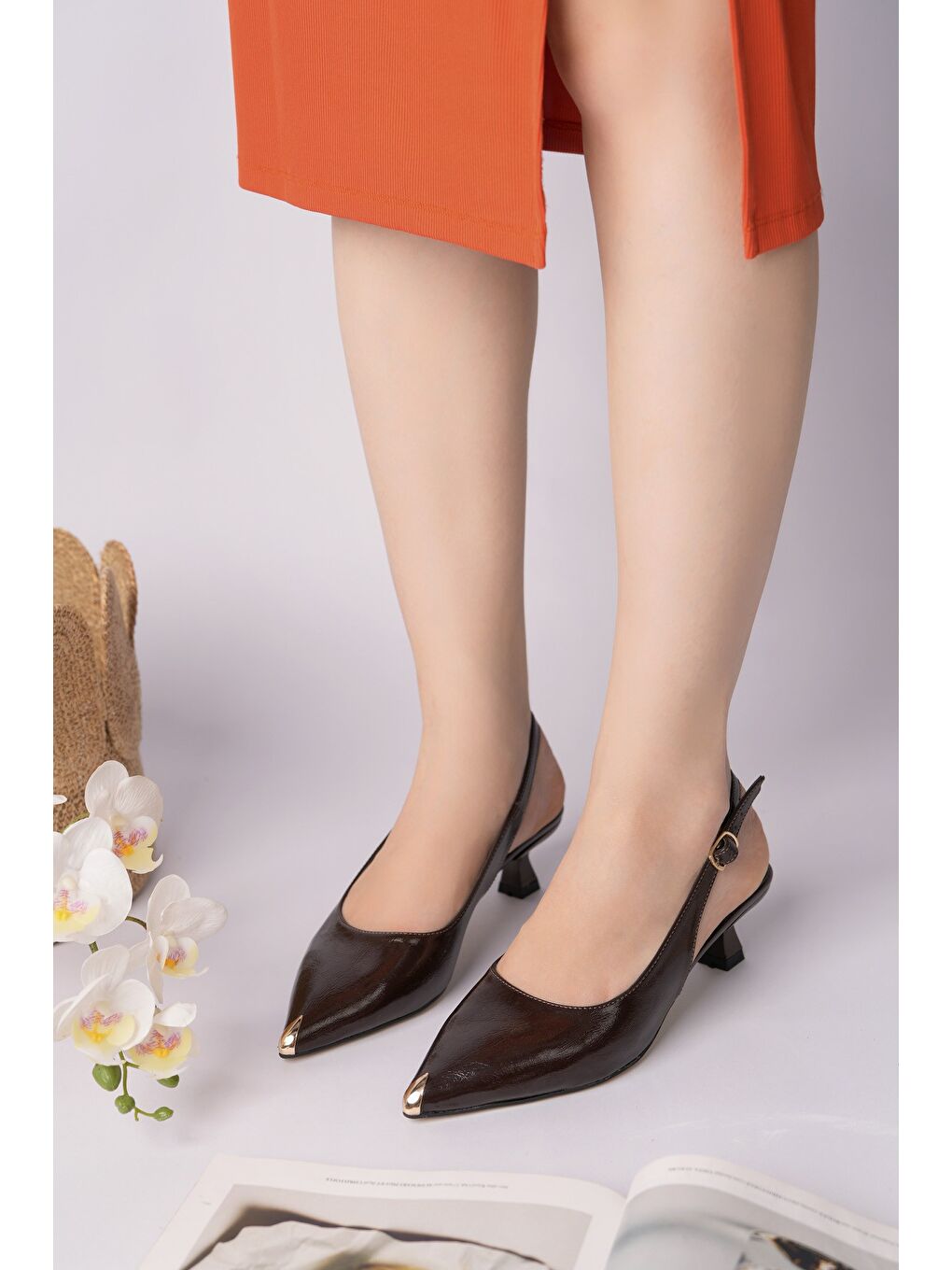 Kahverengi VUXİA Sivri Burun Metal Burun Detaylı Arkası Açık Kadın Topuklu Ayakkabı-5