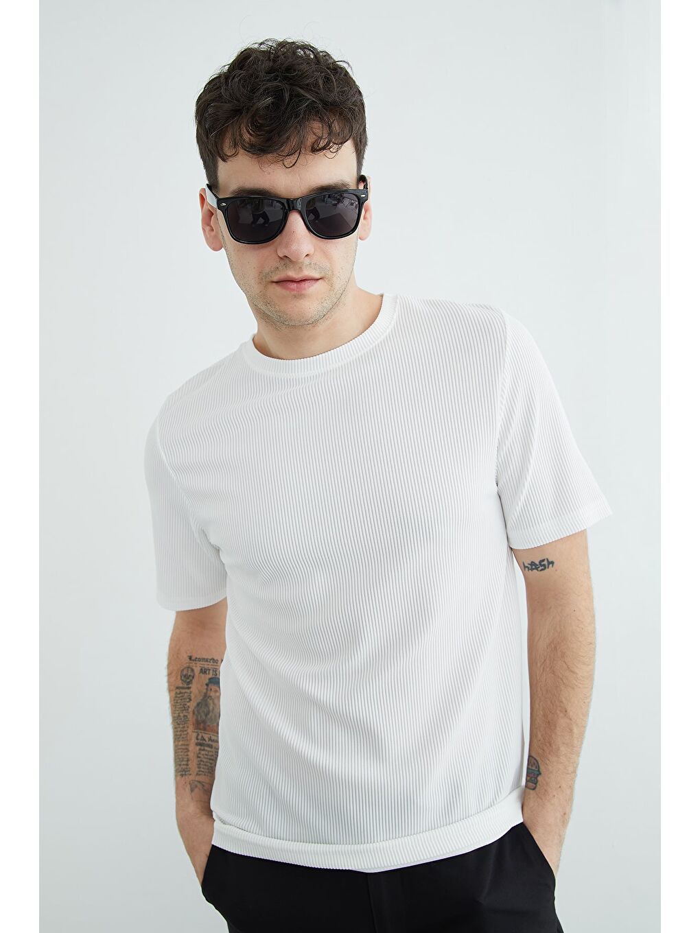 Beyaz Fitilli Bisiklet Yaka Tişört-1