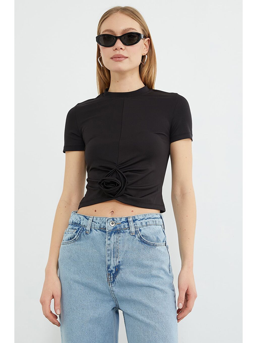 Siyah Gül Aksesuarlı Bisiklet Yaka Bluz