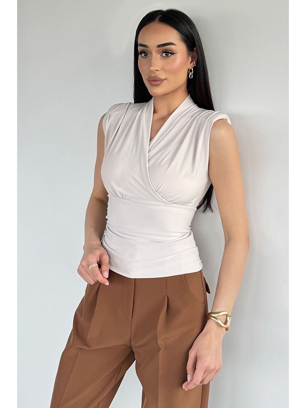 Bej Kadın Omuz Vatkalı Kruvaze Yaka Bluz