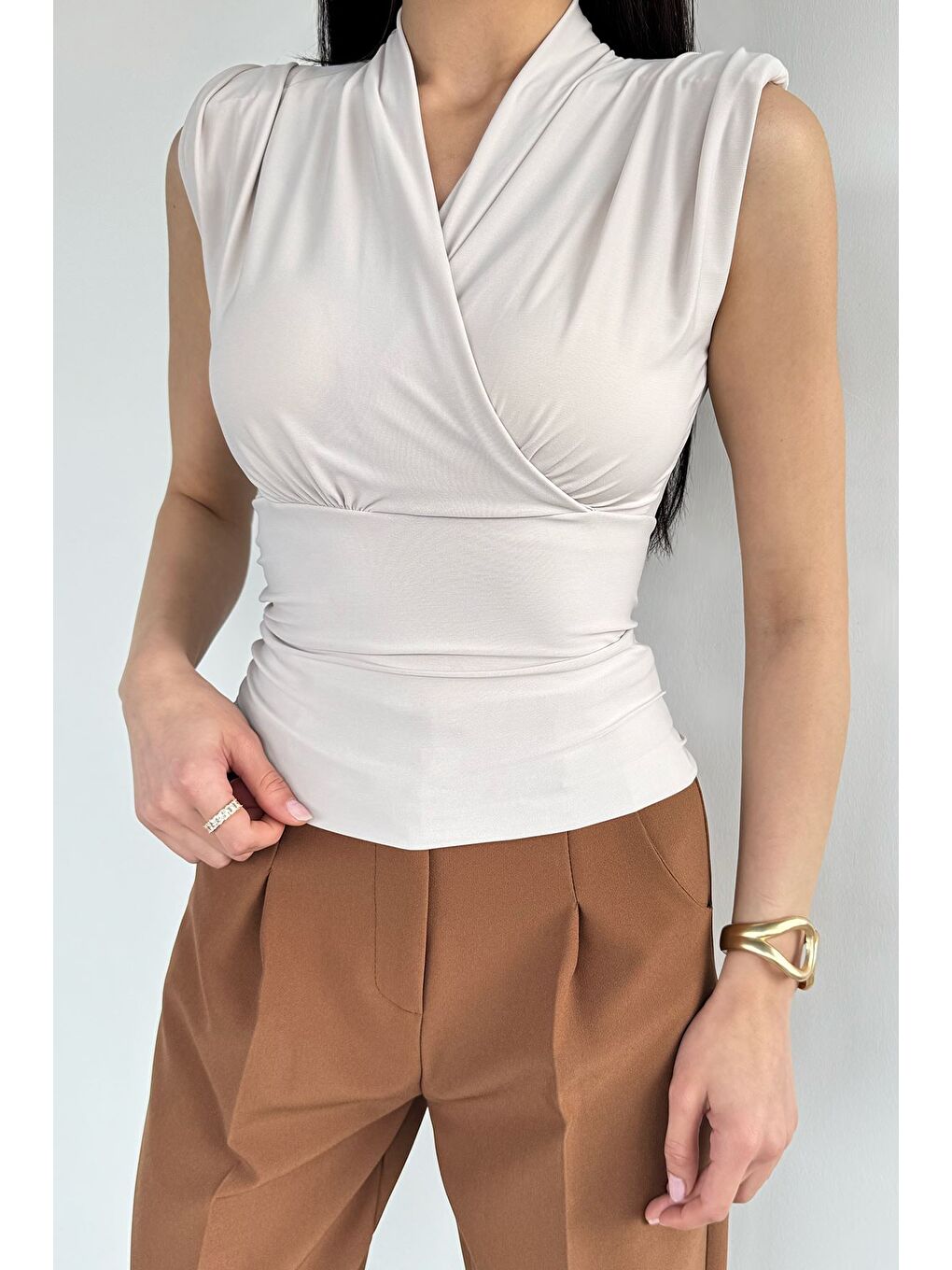 Bej Kadın Omuz Vatkalı Kruvaze Yaka Bluz-1