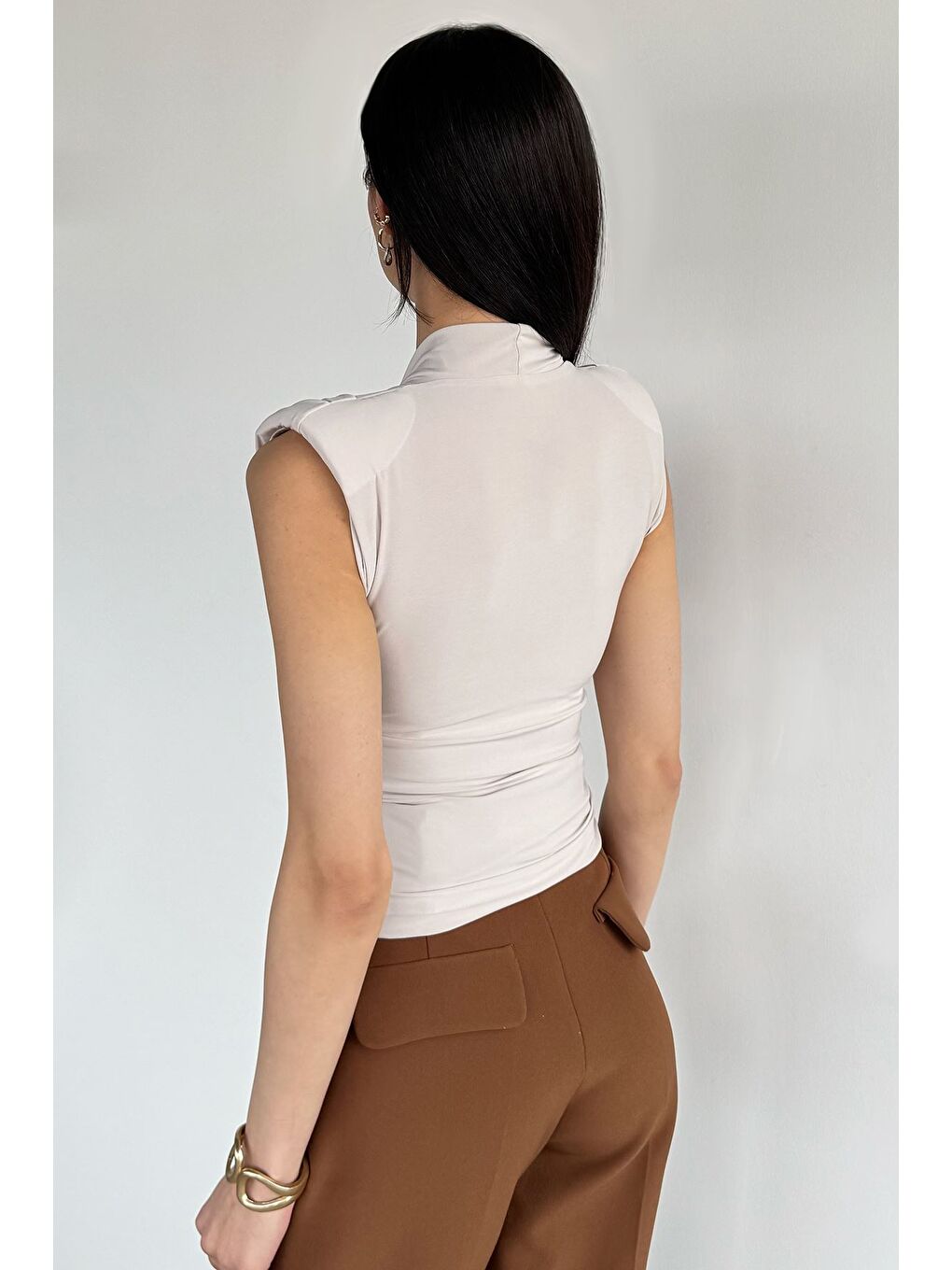 Bej Kadın Omuz Vatkalı Kruvaze Yaka Bluz-2