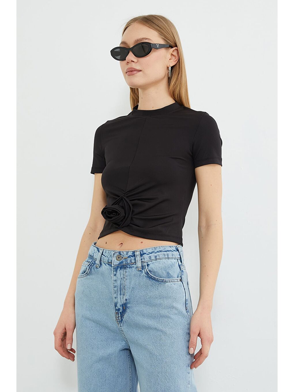 Siyah Gül Aksesuarlı Bisiklet Yaka Bluz-1