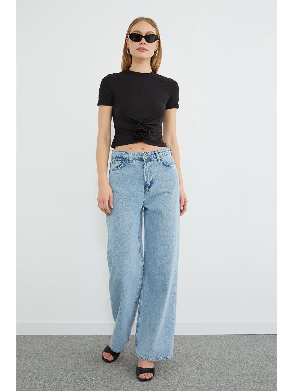 Siyah Gül Aksesuarlı Bisiklet Yaka Bluz-2