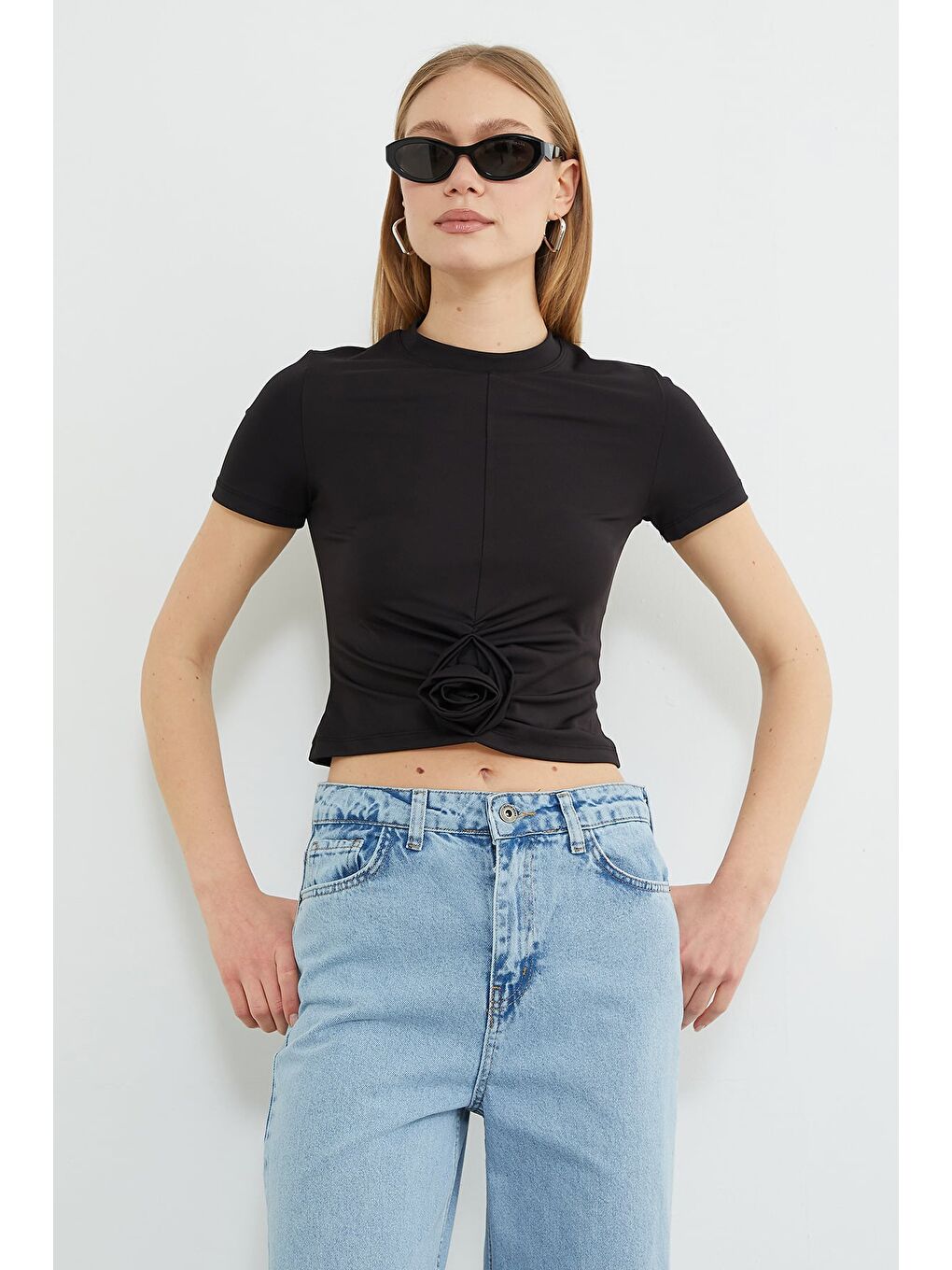 Siyah Gül Aksesuarlı Bisiklet Yaka Bluz-3