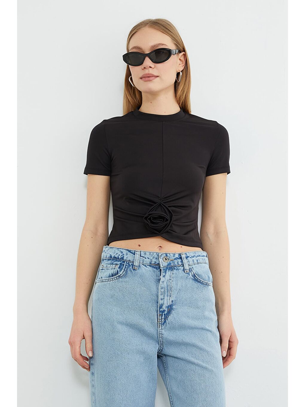 Siyah Gül Aksesuarlı Bisiklet Yaka Bluz-4