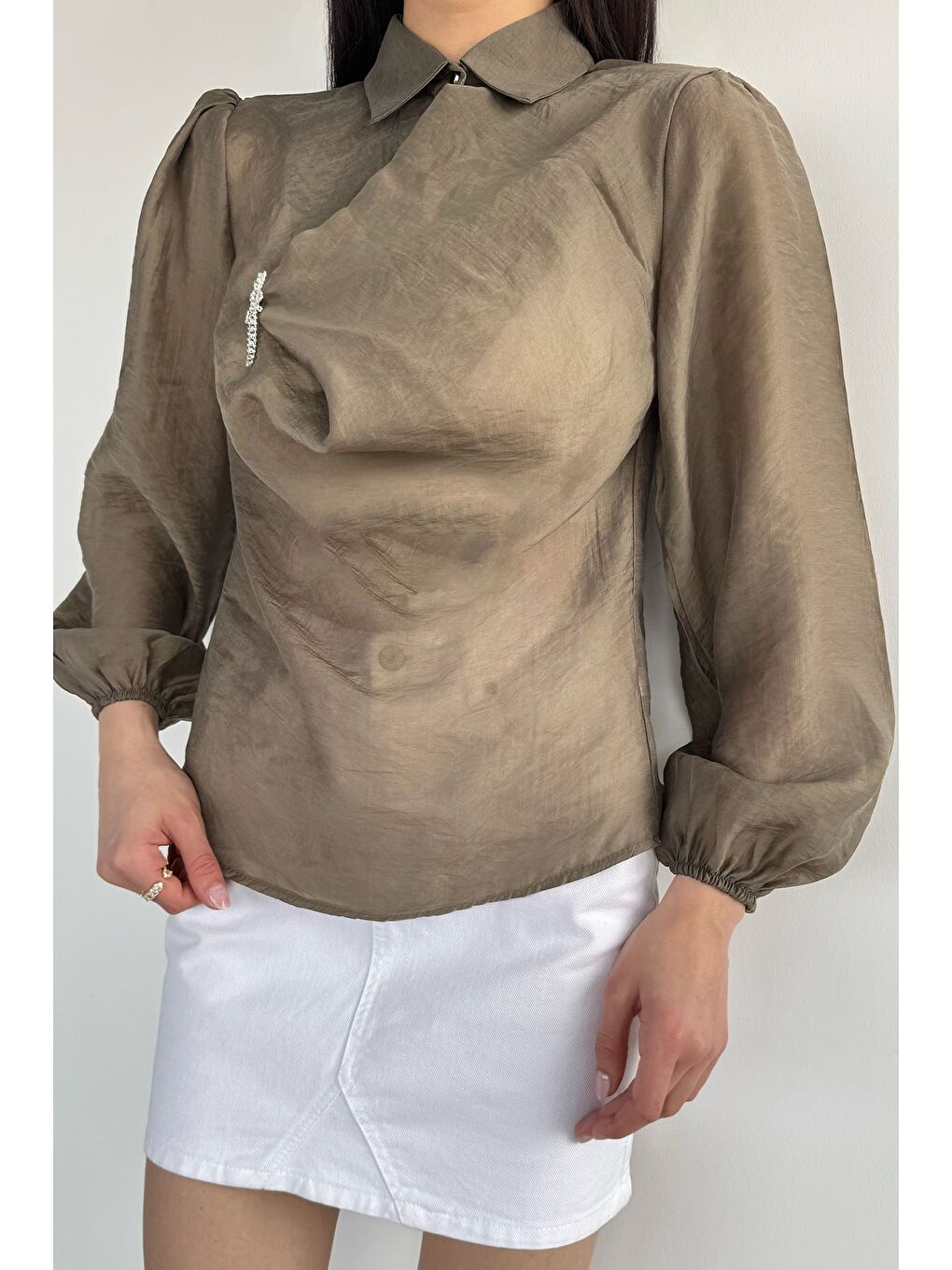 Haki Kadın Degaje Yaka Broş Detaylı Bluz-2