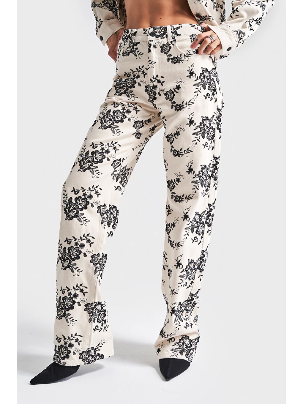 Bej Kadın Raw Renk 7S5-69 Siyah Çiçek Nakışlı Loose Fit Tasarım Denim Jean