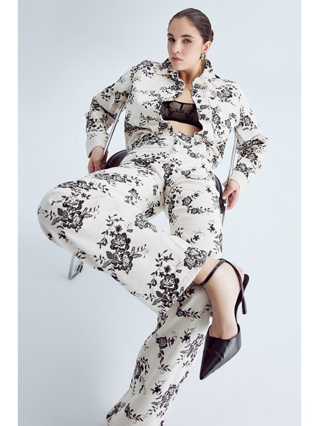 Bej Kadın Raw Renk 7S5-69 Siyah Çiçek Nakışlı Loose Fit Tasarım Denim Jean-1