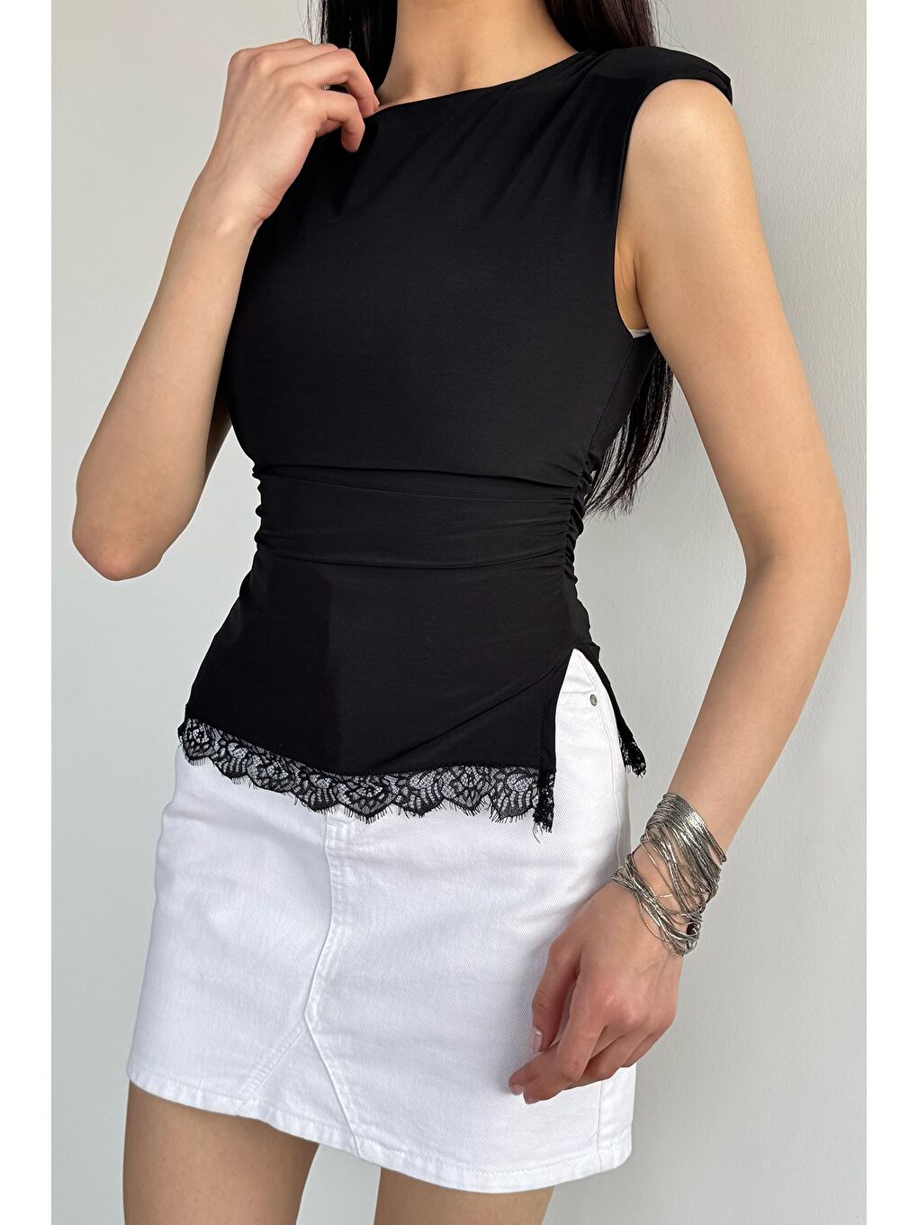 Siyah Kadın Omuz Vatkalı Yanlar Büzgülü Dantel Detaylı Bluz-1