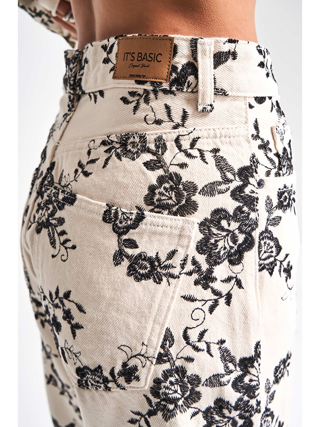Bej Kadın Raw Renk 7S5-69 Siyah Çiçek Nakışlı Loose Fit Tasarım Denim Jean-2