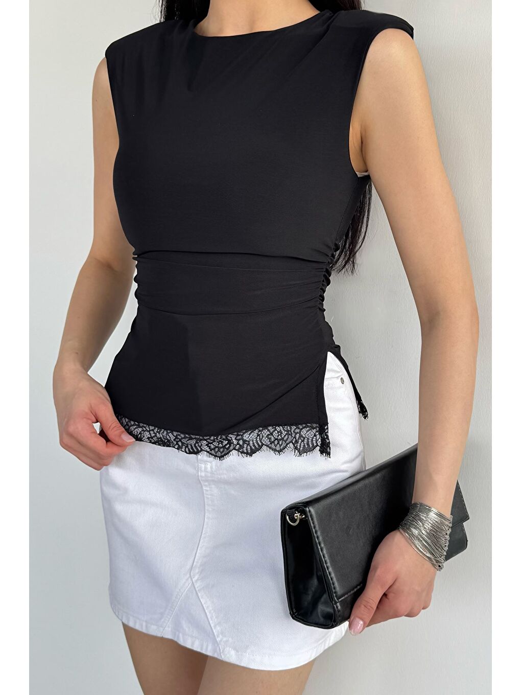 Siyah Kadın Omuz Vatkalı Yanlar Büzgülü Dantel Detaylı Bluz-2