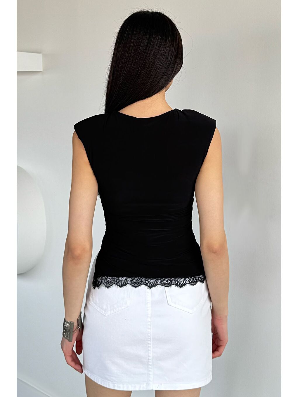 Siyah Kadın Omuz Vatkalı Yanlar Büzgülü Dantel Detaylı Bluz-3