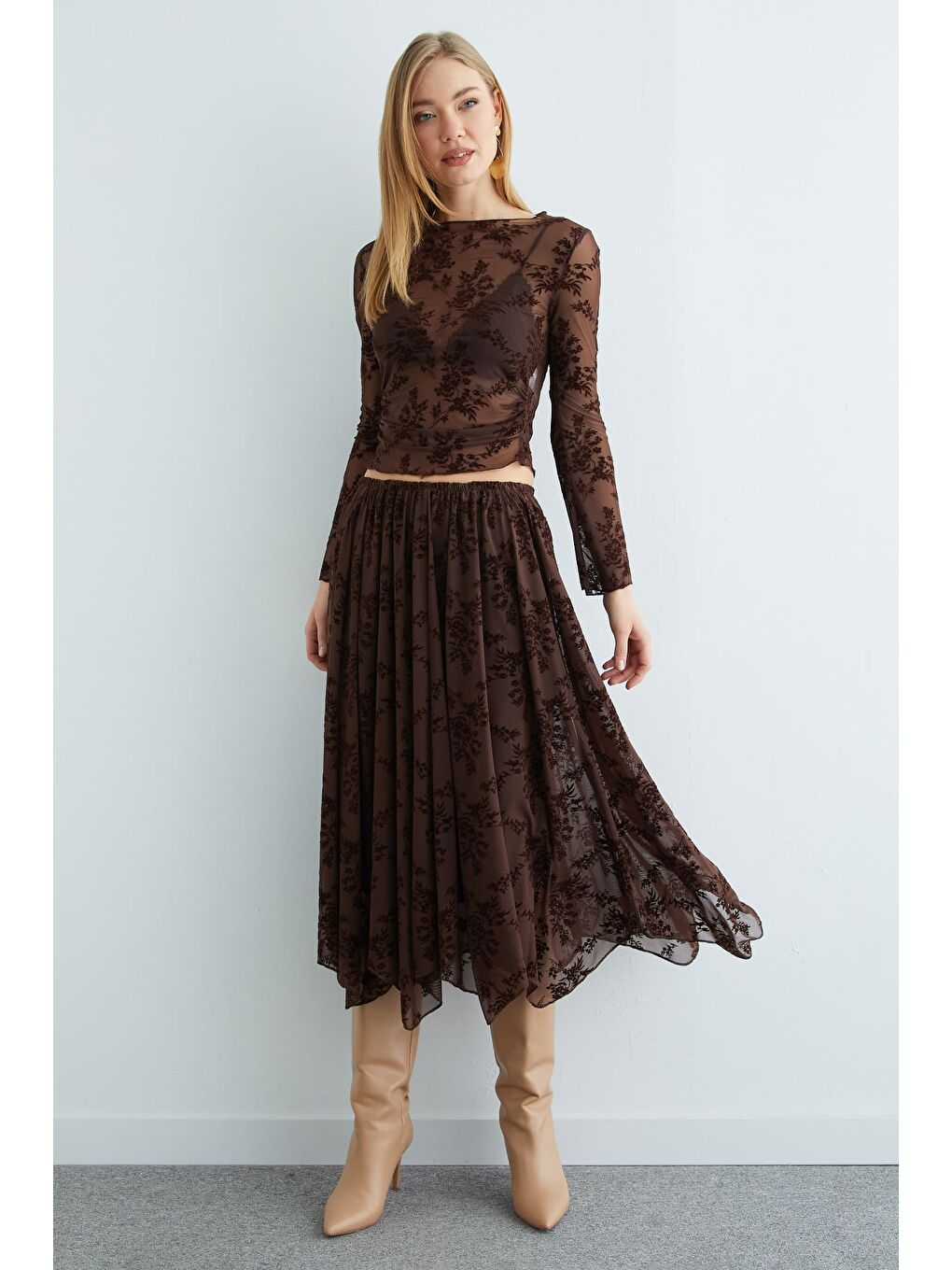 Kahverengi Çiçek Desenli Asimetrik Astarlı Transparan Etek