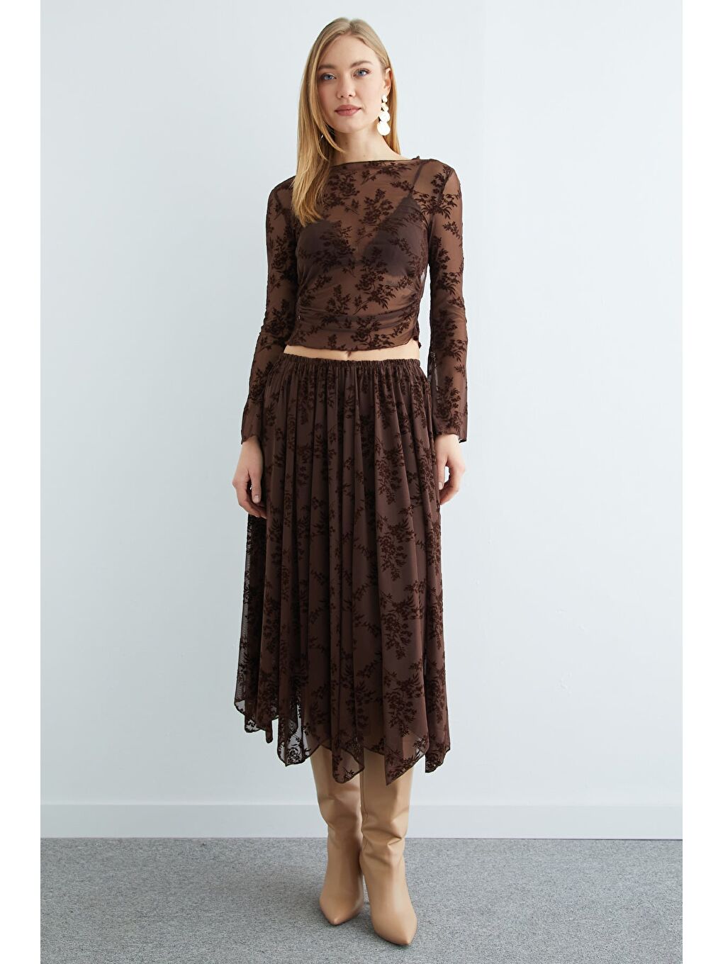 Kahverengi Çiçek Desenli Asimetrik Astarlı Transparan Etek-1