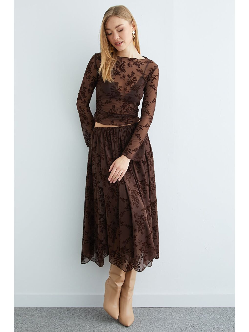 Kahverengi Çiçek Desenli Asimetrik Astarlı Transparan Etek-2