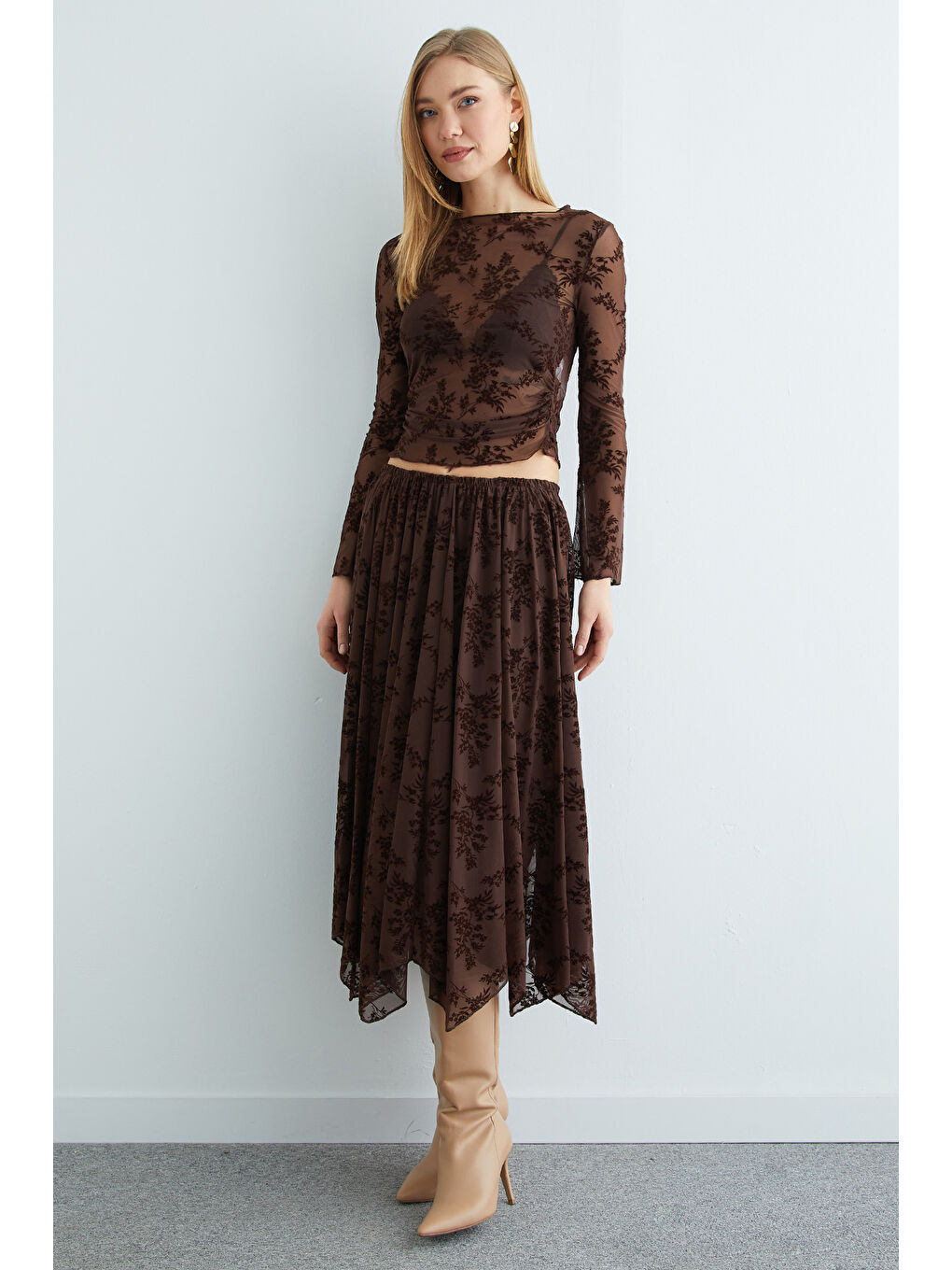 Kahverengi Çiçek Desenli Asimetrik Astarlı Transparan Etek-3
