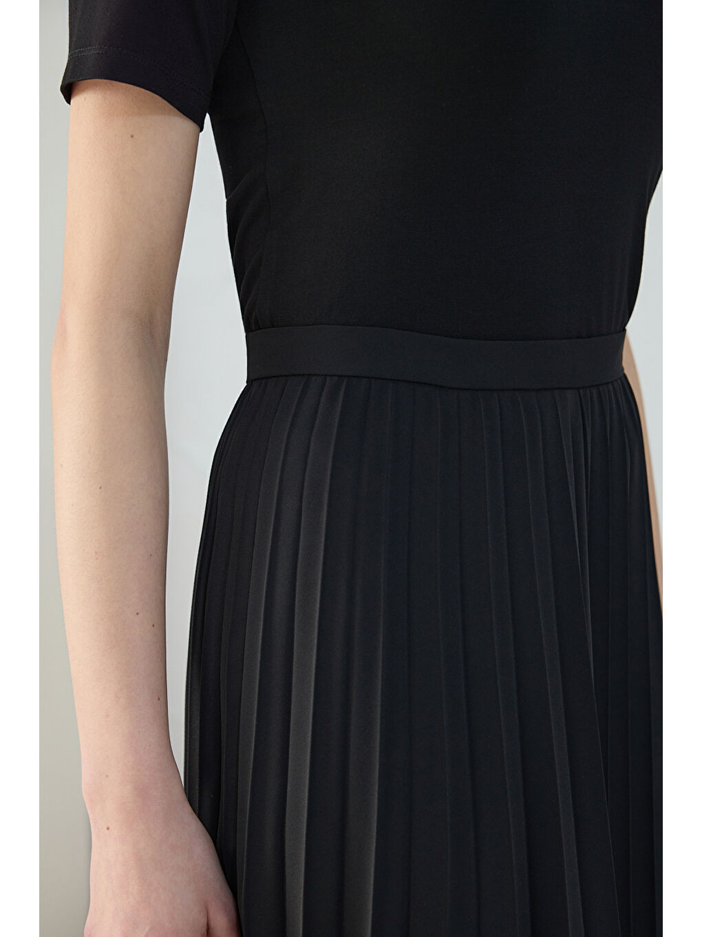 Siyah Asimetrik Piliseli Etek-5