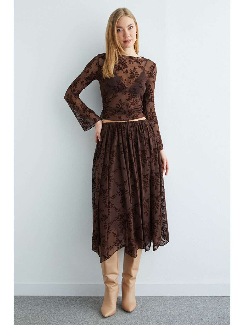 Kahverengi Çiçek Desenli Asimetrik Astarlı Transparan Etek-4