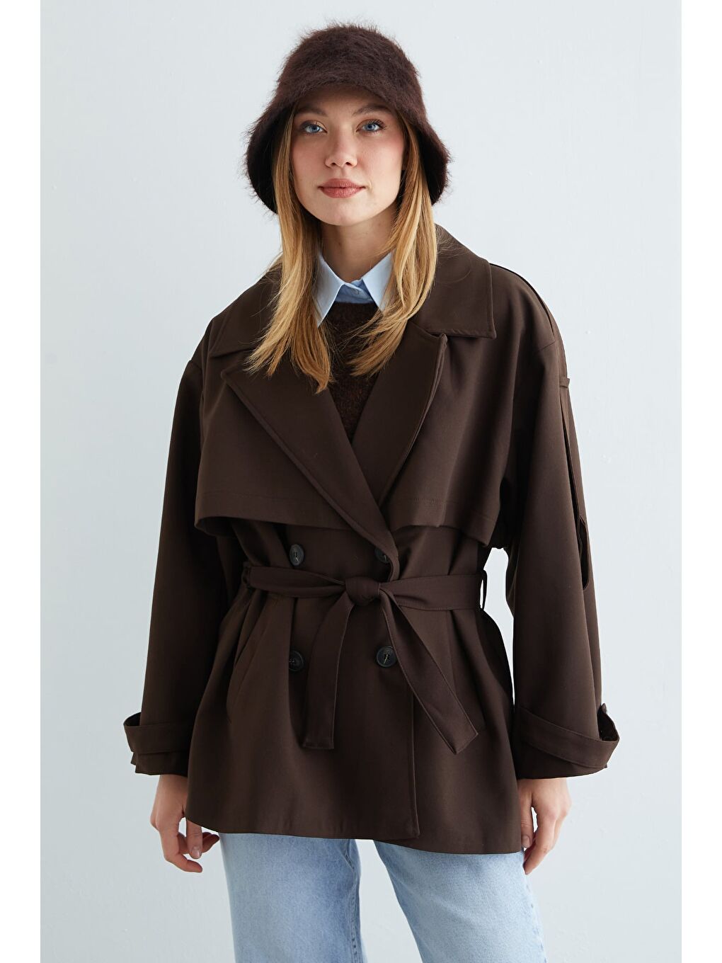 Kahverengi Kuşaklı Kruvaze Yaka Omuz Detaylı Kısa Trençkot