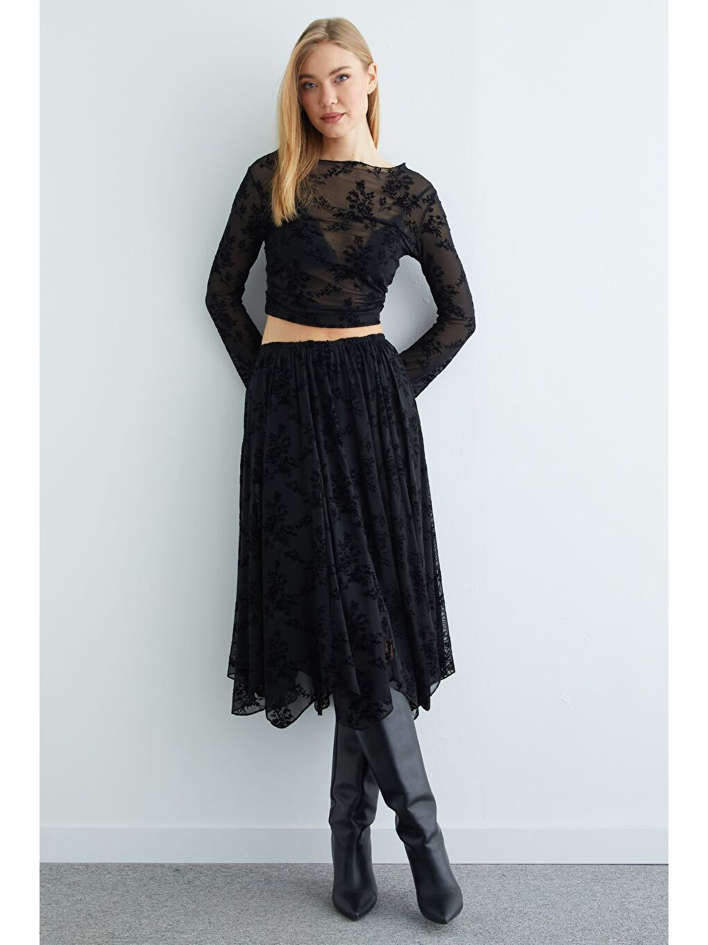 Siyah Çiçek Desenli Asimetrik Astarlı Transparan Etek-1