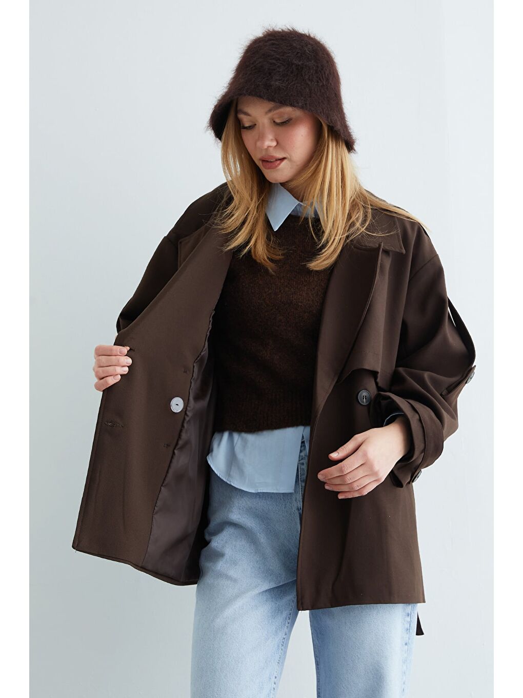 Kahverengi Kuşaklı Kruvaze Yaka Omuz Detaylı Kısa Trençkot-1