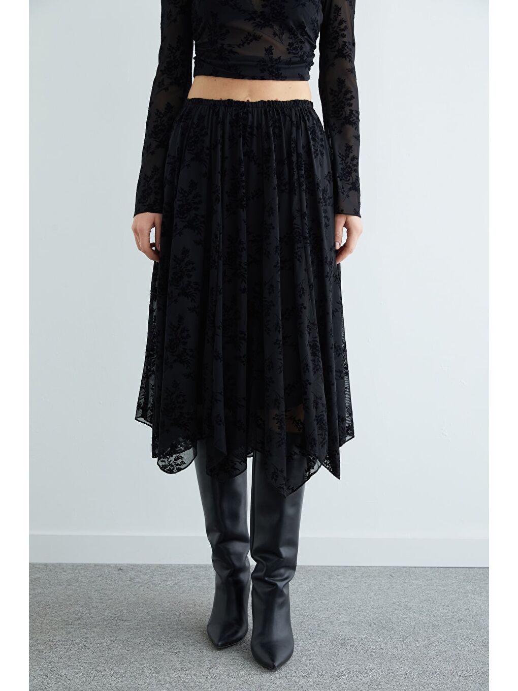 Siyah Çiçek Desenli Asimetrik Astarlı Transparan Etek-2