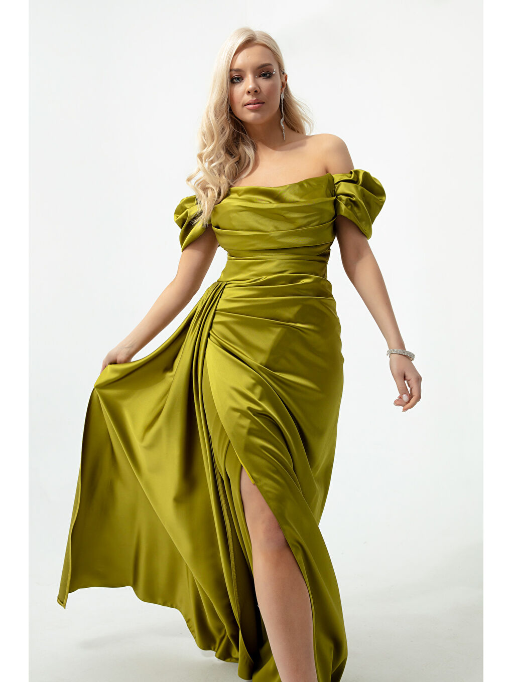 Kadın Fıstık Yeşili Kayık Yaka Kuyruklu Uzun Saten Abiye & Mezuniyet Elbisesi-1