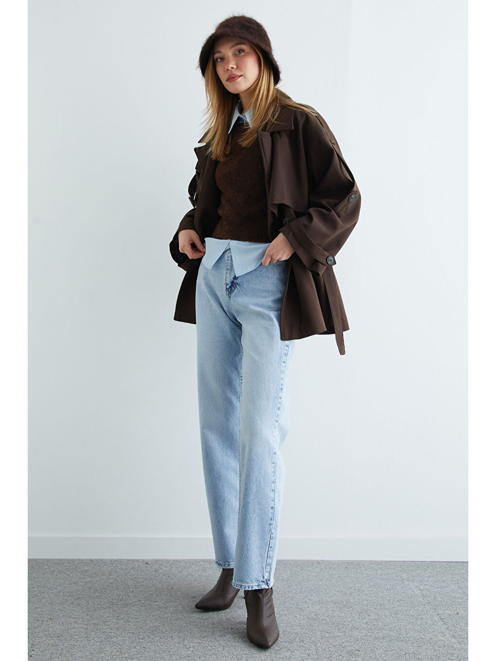 Kahverengi Kuşaklı Kruvaze Yaka Omuz Detaylı Kısa Trençkot-2