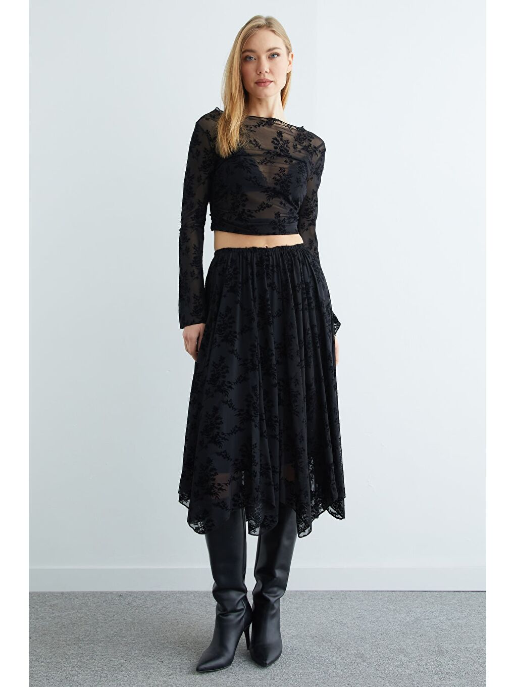 Siyah Çiçek Desenli Asimetrik Astarlı Transparan Etek-3
